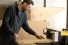 Резка деталей для деревянного шкафа