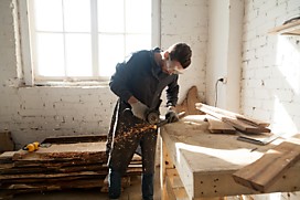 Мастер за работой над кухней из дерева